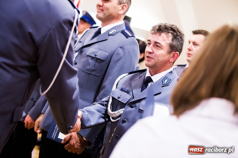 Zdjęcie w galerii na portalu naszraciborz.pl: Policjanci świętowali na zamku. Wręczono awanse i odznaczenia. Przyjechał szef śląskiej policji mianowany właśnie na generała wiadomości z regionu