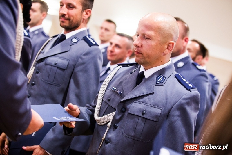 Zdjęcie w galerii na portalu naszraciborz.pl: Policjanci świętowali na zamku. Wręczono awanse i odznaczenia. Przyjechał szef śląskiej policji mianowany właśnie na generała wiadomości z regionu