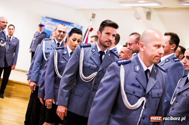 Zdjęcie w galerii na portalu naszraciborz.pl: Policjanci świętowali na zamku. Wręczono awanse i odznaczenia. Przyjechał szef śląskiej policji mianowany właśnie na generała wiadomości z regionu