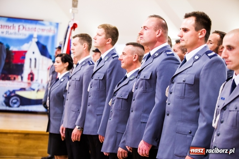 Zdjęcie w galerii na portalu naszraciborz.pl: Policjanci świętowali na zamku. Wręczono awanse i odznaczenia. Przyjechał szef śląskiej policji mianowany właśnie na generała wiadomości z regionu