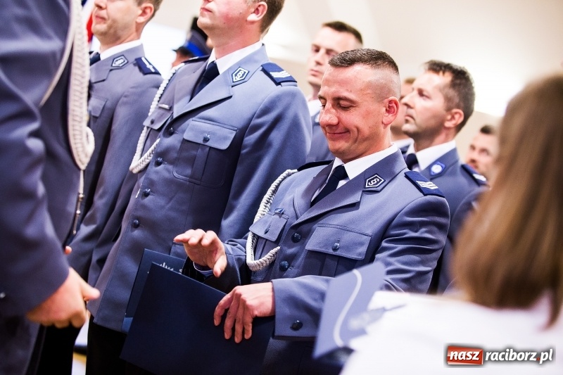 Zdjęcie w galerii na portalu naszraciborz.pl: Policjanci świętowali na zamku. Wręczono awanse i odznaczenia. Przyjechał szef śląskiej policji mianowany właśnie na generała wiadomości z regionu