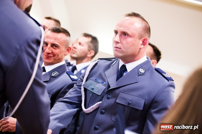 Zdjęcie w galerii na portalu naszraciborz.pl: Policjanci świętowali na zamku. Wręczono awanse i odznaczenia. Przyjechał szef śląskiej policji mianowany właśnie na generała wiadomości z regionu