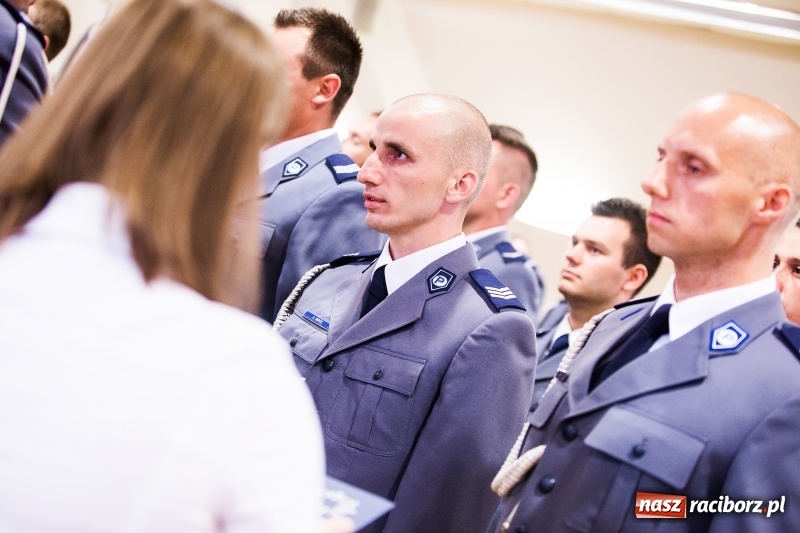 Zdjęcie w galerii na portalu naszraciborz.pl: Policjanci świętowali na zamku. Wręczono awanse i odznaczenia. Przyjechał szef śląskiej policji mianowany właśnie na generała wiadomości z regionu