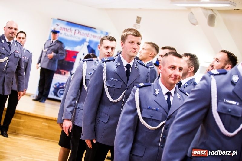 Zdjęcie w galerii na portalu naszraciborz.pl: Policjanci świętowali na zamku. Wręczono awanse i odznaczenia. Przyjechał szef śląskiej policji mianowany właśnie na generała wiadomości z regionu