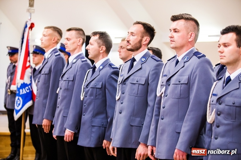 Zdjęcie w galerii na portalu naszraciborz.pl: Policjanci świętowali na zamku. Wręczono awanse i odznaczenia. Przyjechał szef śląskiej policji mianowany właśnie na generała wiadomości z regionu