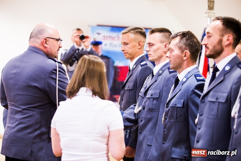 Zdjęcie w galerii na portalu naszraciborz.pl: Policjanci świętowali na zamku. Wręczono awanse i odznaczenia. Przyjechał szef śląskiej policji mianowany właśnie na generała wiadomości z regionu
