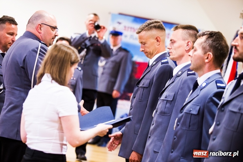 Zdjęcie w galerii na portalu naszraciborz.pl: Policjanci świętowali na zamku. Wręczono awanse i odznaczenia. Przyjechał szef śląskiej policji mianowany właśnie na generała wiadomości z regionu