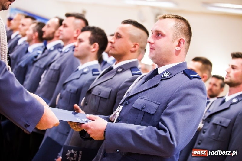 Zdjęcie w galerii na portalu naszraciborz.pl: Policjanci świętowali na zamku. Wręczono awanse i odznaczenia. Przyjechał szef śląskiej policji mianowany właśnie na generała wiadomości z regionu