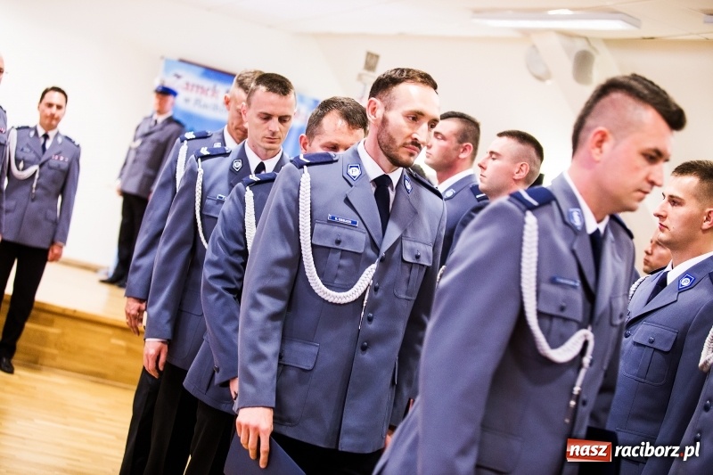 Zdjęcie w galerii na portalu naszraciborz.pl: Policjanci świętowali na zamku. Wręczono awanse i odznaczenia. Przyjechał szef śląskiej policji mianowany właśnie na generała wiadomości z regionu