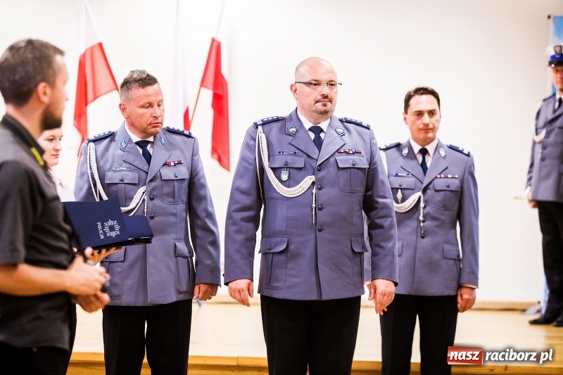 Zdjęcie w galerii na portalu naszraciborz.pl: Policjanci świętowali na zamku. Wręczono awanse i odznaczenia. Przyjechał szef śląskiej policji mianowany właśnie na generała wiadomości z regionu