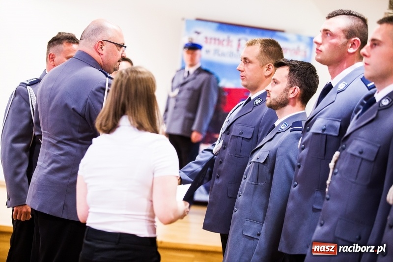 Zdjęcie w galerii na portalu naszraciborz.pl: Policjanci świętowali na zamku. Wręczono awanse i odznaczenia. Przyjechał szef śląskiej policji mianowany właśnie na generała wiadomości z regionu
