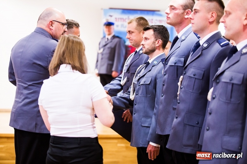 Zdjęcie w galerii na portalu naszraciborz.pl: Policjanci świętowali na zamku. Wręczono awanse i odznaczenia. Przyjechał szef śląskiej policji mianowany właśnie na generała wiadomości z regionu
