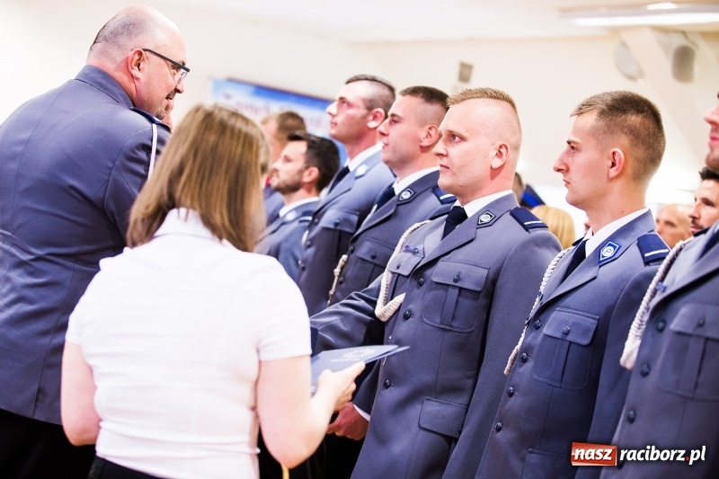Zdjęcie w galerii na portalu naszraciborz.pl: Policjanci świętowali na zamku. Wręczono awanse i odznaczenia. Przyjechał szef śląskiej policji mianowany właśnie na generała wiadomości z regionu