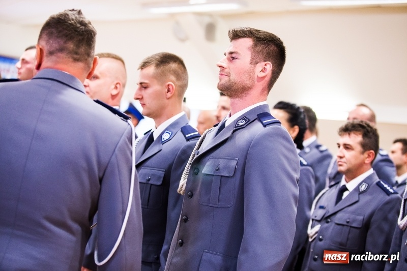 Zdjęcie w galerii na portalu naszraciborz.pl: Policjanci świętowali na zamku. Wręczono awanse i odznaczenia. Przyjechał szef śląskiej policji mianowany właśnie na generała wiadomości z regionu