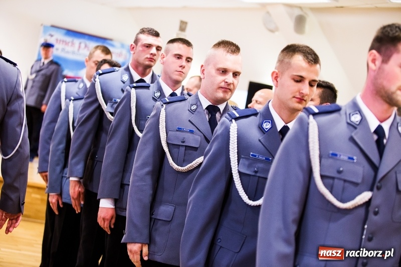 Zdjęcie w galerii na portalu naszraciborz.pl: Policjanci świętowali na zamku. Wręczono awanse i odznaczenia. Przyjechał szef śląskiej policji mianowany właśnie na generała wiadomości z regionu