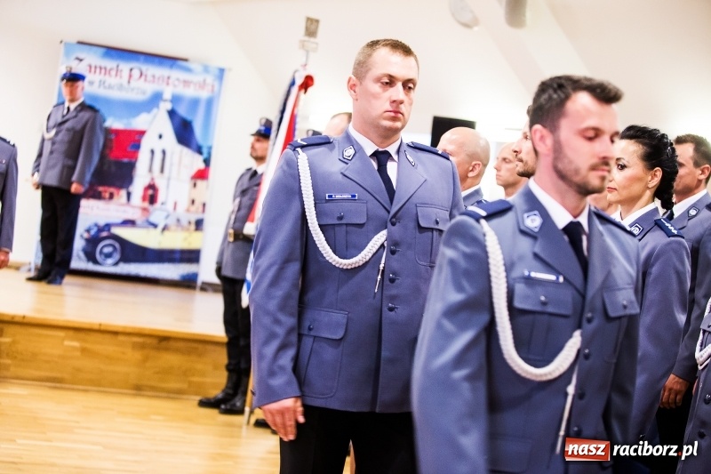 Zdjęcie w galerii na portalu naszraciborz.pl: Policjanci świętowali na zamku. Wręczono awanse i odznaczenia. Przyjechał szef śląskiej policji mianowany właśnie na generała wiadomości z regionu