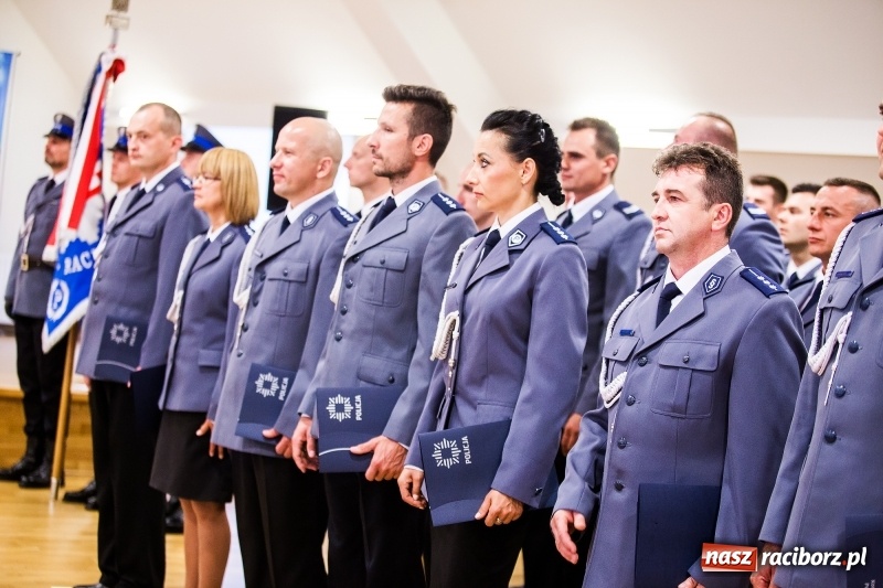 Zdjęcie w galerii na portalu naszraciborz.pl: Policjanci świętowali na zamku. Wręczono awanse i odznaczenia. Przyjechał szef śląskiej policji mianowany właśnie na generała wiadomości z regionu