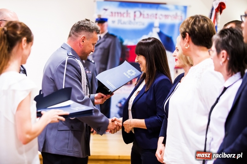 Zdjęcie w galerii na portalu naszraciborz.pl: Policjanci świętowali na zamku. Wręczono awanse i odznaczenia. Przyjechał szef śląskiej policji mianowany właśnie na generała wiadomości z regionu