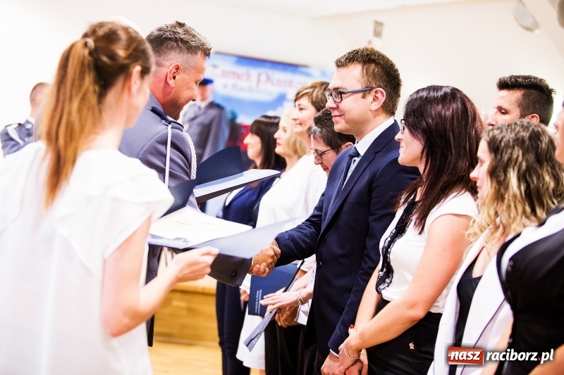 Zdjęcie w galerii na portalu naszraciborz.pl: Policjanci świętowali na zamku. Wręczono awanse i odznaczenia. Przyjechał szef śląskiej policji mianowany właśnie na generała wiadomości z regionu