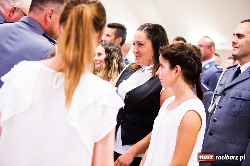 Zdjęcie w galerii na portalu naszraciborz.pl: Policjanci świętowali na zamku. Wręczono awanse i odznaczenia. Przyjechał szef śląskiej policji mianowany właśnie na generała wiadomości z regionu