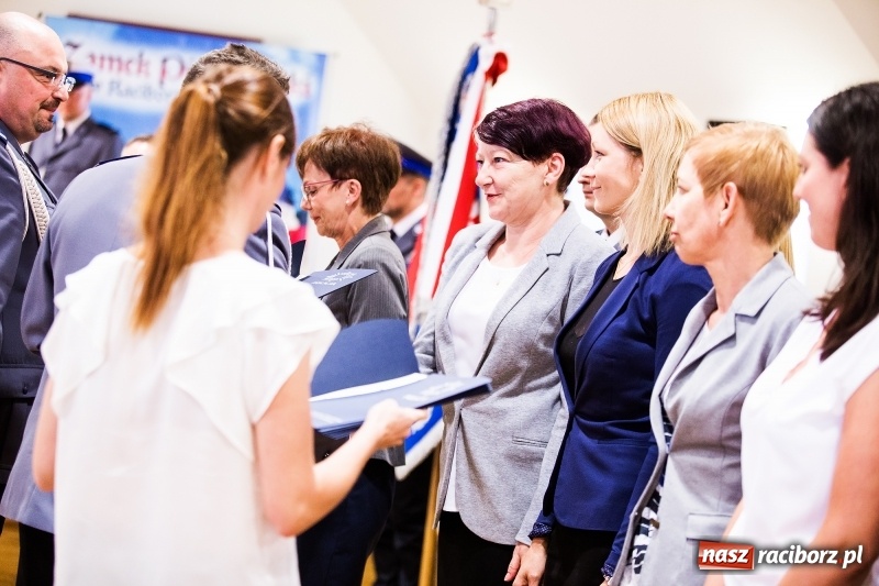 Zdjęcie w galerii na portalu naszraciborz.pl: Policjanci świętowali na zamku. Wręczono awanse i odznaczenia. Przyjechał szef śląskiej policji mianowany właśnie na generała wiadomości z regionu