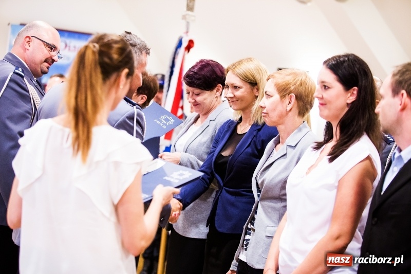 Zdjęcie w galerii na portalu naszraciborz.pl: Policjanci świętowali na zamku. Wręczono awanse i odznaczenia. Przyjechał szef śląskiej policji mianowany właśnie na generała wiadomości z regionu