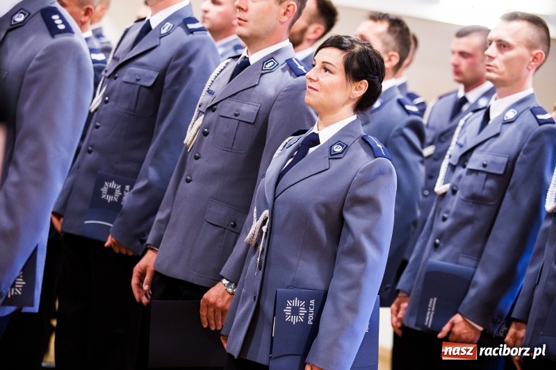 Zdjęcie w galerii na portalu naszraciborz.pl: Policjanci świętowali na zamku. Wręczono awanse i odznaczenia. Przyjechał szef śląskiej policji mianowany właśnie na generała wiadomości z regionu