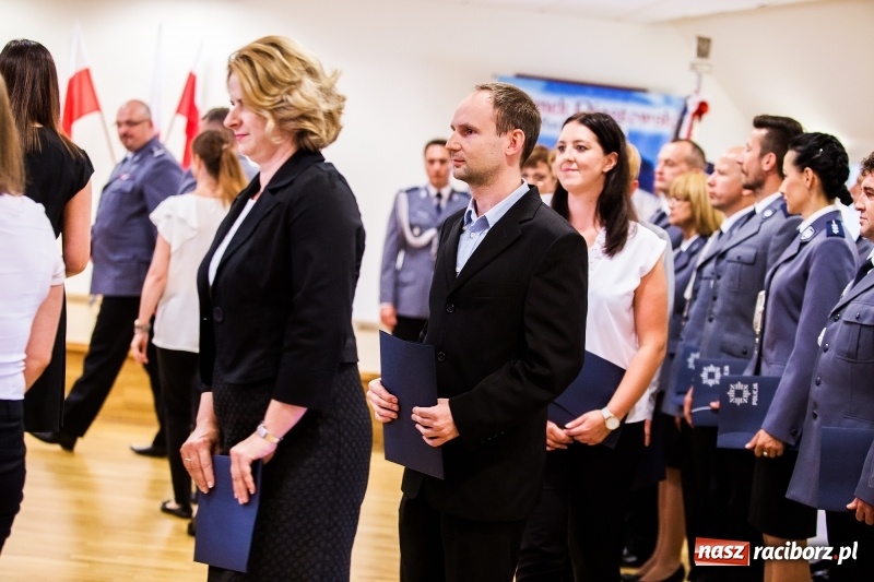 Zdjęcie w galerii na portalu naszraciborz.pl: Policjanci świętowali na zamku. Wręczono awanse i odznaczenia. Przyjechał szef śląskiej policji mianowany właśnie na generała wiadomości z regionu
