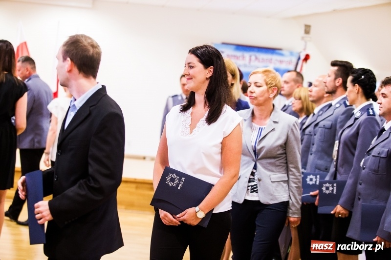 Zdjęcie w galerii na portalu naszraciborz.pl: Policjanci świętowali na zamku. Wręczono awanse i odznaczenia. Przyjechał szef śląskiej policji mianowany właśnie na generała wiadomości z regionu