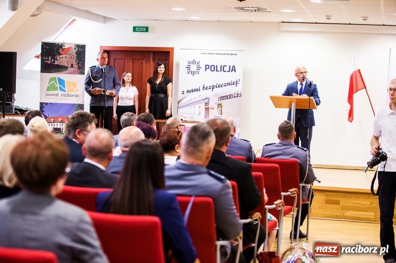 Zdjęcie w galerii na portalu naszraciborz.pl: Policjanci świętowali na zamku. Wręczono awanse i odznaczenia. Przyjechał szef śląskiej policji mianowany właśnie na generała wiadomości z regionu