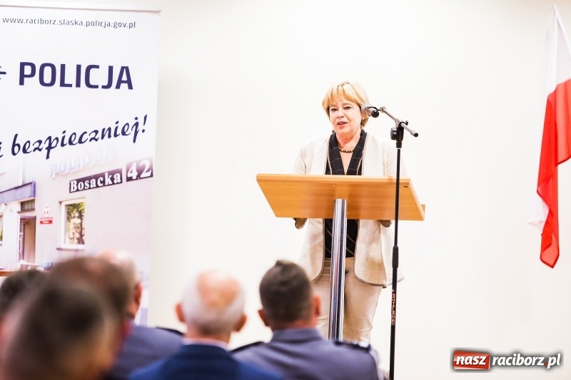 Zdjęcie w galerii na portalu naszraciborz.pl: Policjanci świętowali na zamku. Wręczono awanse i odznaczenia. Przyjechał szef śląskiej policji mianowany właśnie na generała wiadomości z regionu