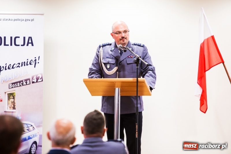 Zdjęcie w galerii na portalu naszraciborz.pl: Policjanci świętowali na zamku. Wręczono awanse i odznaczenia. Przyjechał szef śląskiej policji mianowany właśnie na generała wiadomości z regionu