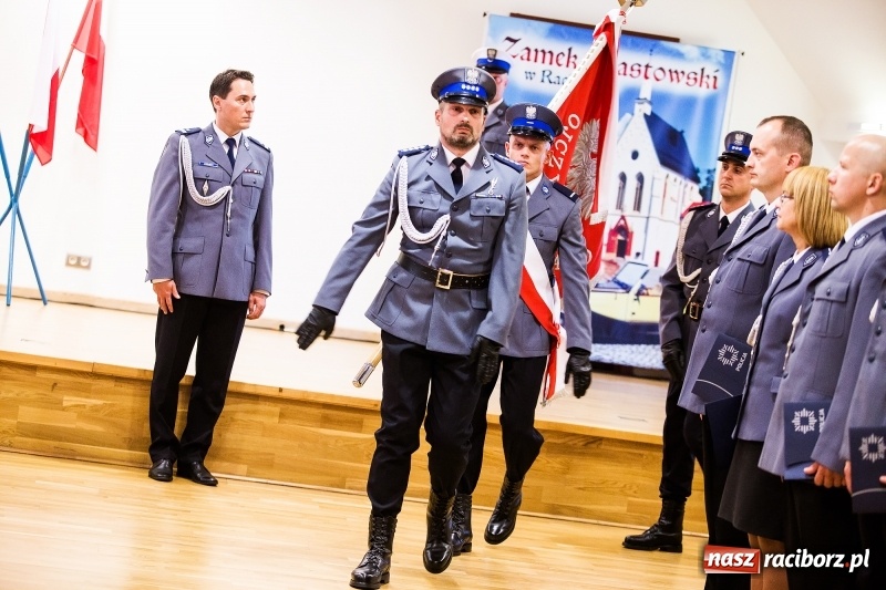 Zdjęcie w galerii na portalu naszraciborz.pl: Policjanci świętowali na zamku. Wręczono awanse i odznaczenia. Przyjechał szef śląskiej policji mianowany właśnie na generała wiadomości z regionu