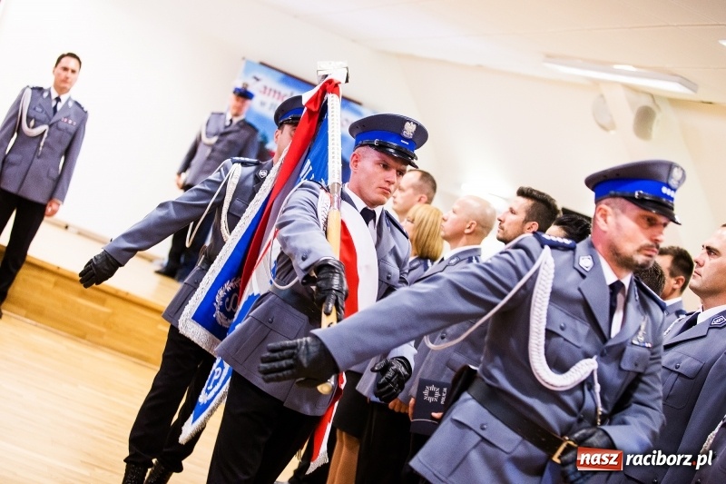 Zdjęcie w galerii na portalu naszraciborz.pl: Policjanci świętowali na zamku. Wręczono awanse i odznaczenia. Przyjechał szef śląskiej policji mianowany właśnie na generała wiadomości z regionu