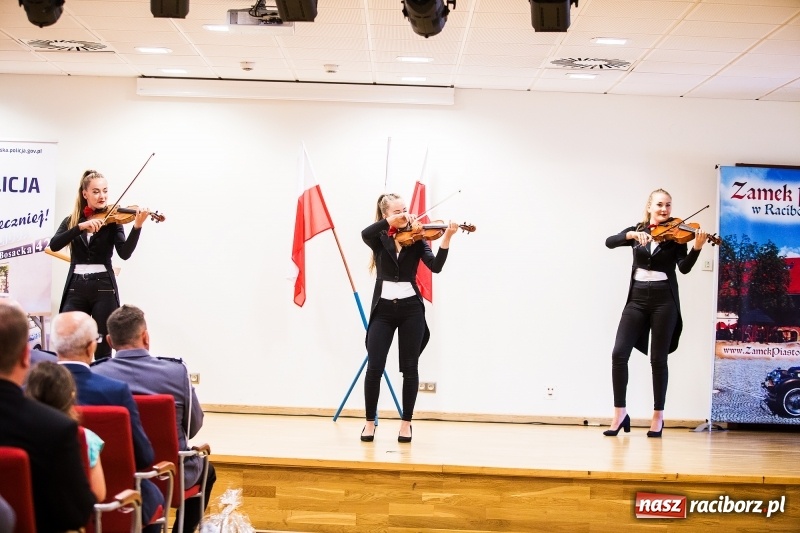 Zdjęcie w galerii na portalu naszraciborz.pl: Policjanci świętowali na zamku. Wręczono awanse i odznaczenia. Przyjechał szef śląskiej policji mianowany właśnie na generała wiadomości z regionu
