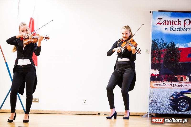 Zdjęcie w galerii na portalu naszraciborz.pl: Policjanci świętowali na zamku. Wręczono awanse i odznaczenia. Przyjechał szef śląskiej policji mianowany właśnie na generała wiadomości z regionu