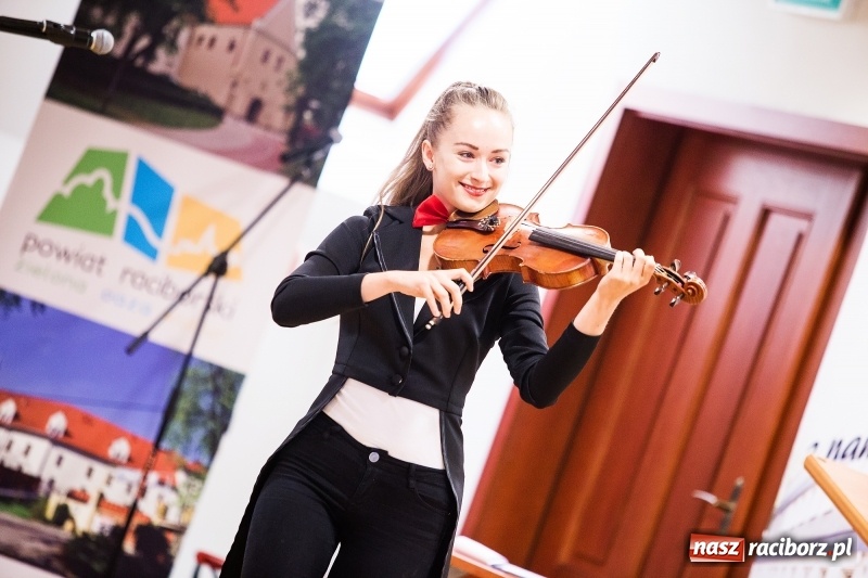 Zdjęcie w galerii na portalu naszraciborz.pl: Policjanci świętowali na zamku. Wręczono awanse i odznaczenia. Przyjechał szef śląskiej policji mianowany właśnie na generała wiadomości z regionu