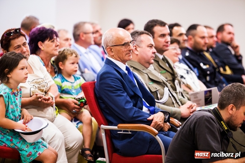 Zdjęcie w galerii na portalu naszraciborz.pl: Policjanci świętowali na zamku. Wręczono awanse i odznaczenia. Przyjechał szef śląskiej policji mianowany właśnie na generała wiadomości z regionu