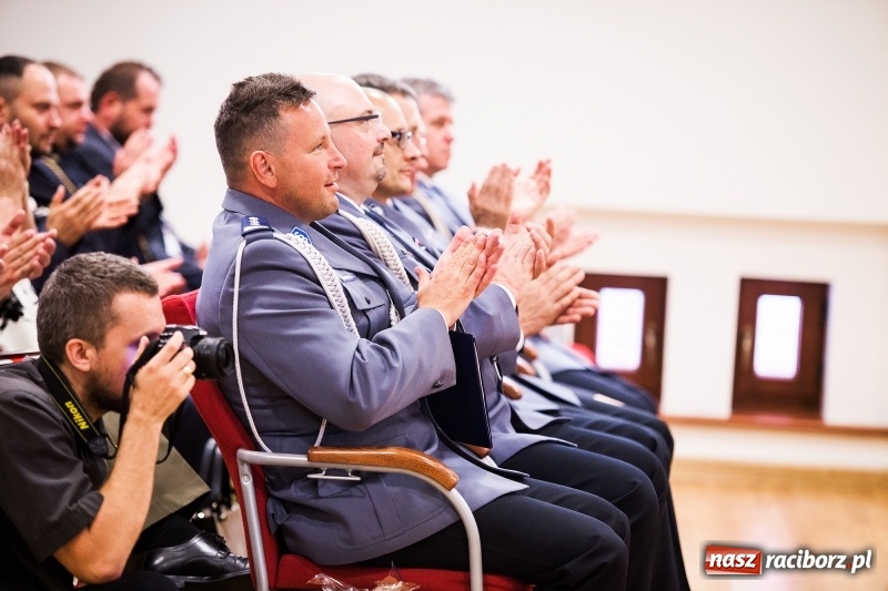 Zdjęcie w galerii na portalu naszraciborz.pl: Policjanci świętowali na zamku. Wręczono awanse i odznaczenia. Przyjechał szef śląskiej policji mianowany właśnie na generała wiadomości z regionu