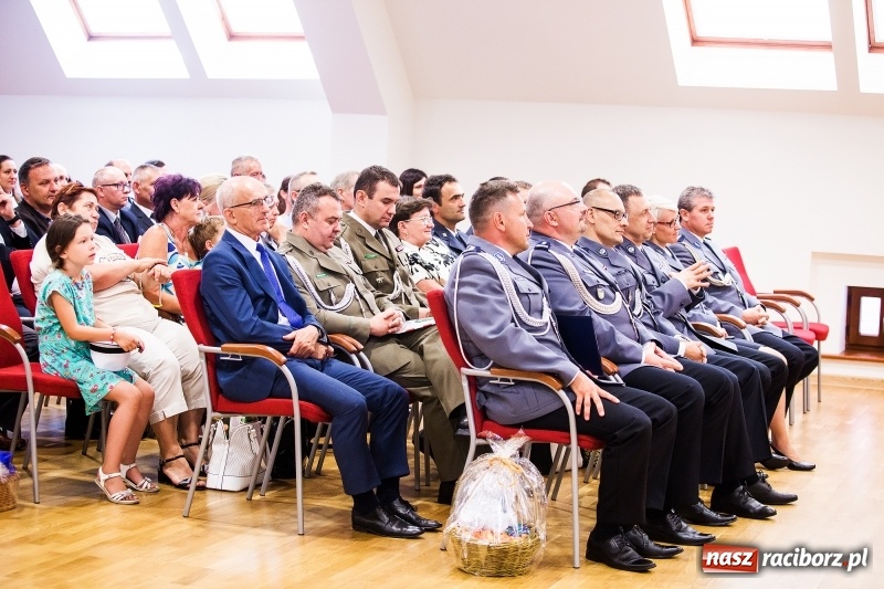 Zdjęcie w galerii na portalu naszraciborz.pl: Policjanci świętowali na zamku. Wręczono awanse i odznaczenia. Przyjechał szef śląskiej policji mianowany właśnie na generała wiadomości z regionu