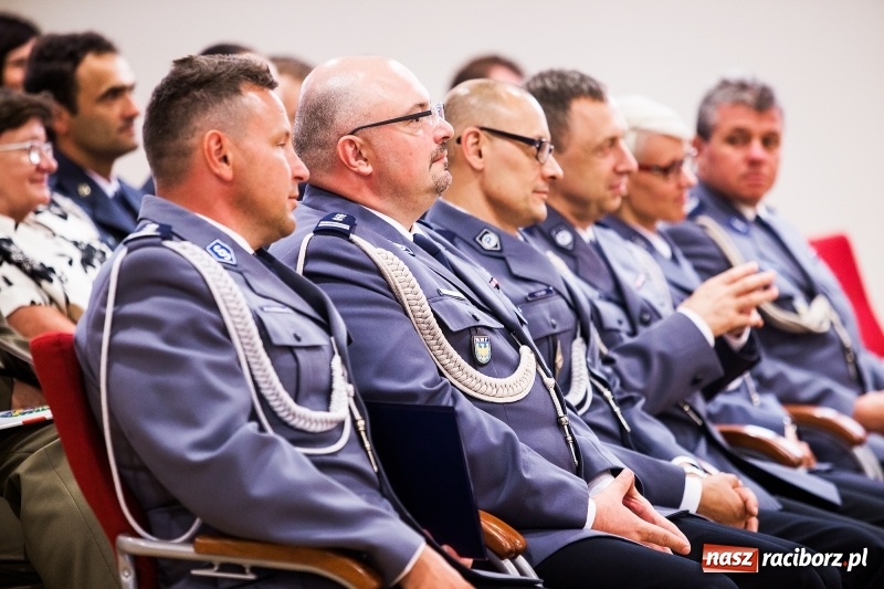 Zdjęcie w galerii na portalu naszraciborz.pl: Policjanci świętowali na zamku. Wręczono awanse i odznaczenia. Przyjechał szef śląskiej policji mianowany właśnie na generała wiadomości z regionu