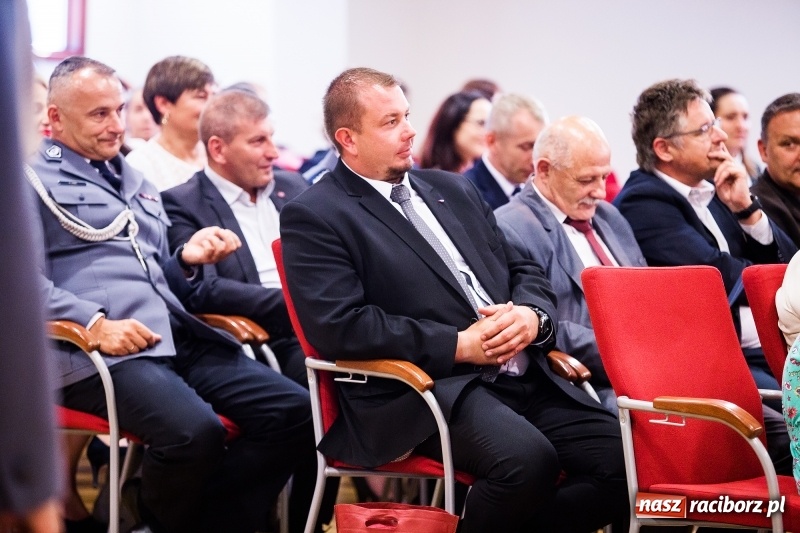 Zdjęcie w galerii na portalu naszraciborz.pl: Policjanci świętowali na zamku. Wręczono awanse i odznaczenia. Przyjechał szef śląskiej policji mianowany właśnie na generała wiadomości z regionu