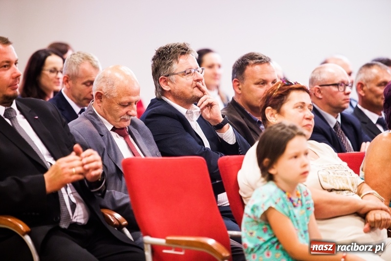 Zdjęcie w galerii na portalu naszraciborz.pl: Policjanci świętowali na zamku. Wręczono awanse i odznaczenia. Przyjechał szef śląskiej policji mianowany właśnie na generała wiadomości z regionu