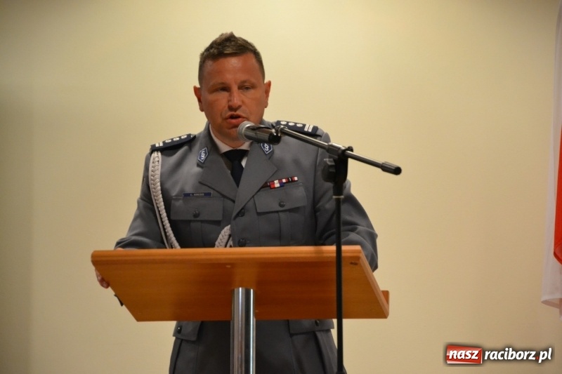 Zdjęcie w galerii na portalu naszraciborz.pl: Policjanci świętowali na zamku. Wręczono awanse i odznaczenia. Przyjechał szef śląskiej policji mianowany właśnie na generała wiadomości z regionu