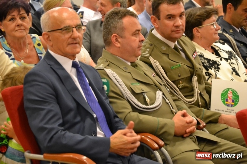Zdjęcie w galerii na portalu naszraciborz.pl: Policjanci świętowali na zamku. Wręczono awanse i odznaczenia. Przyjechał szef śląskiej policji mianowany właśnie na generała wiadomości z regionu