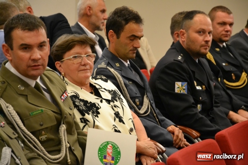 Zdjęcie w galerii na portalu naszraciborz.pl: Policjanci świętowali na zamku. Wręczono awanse i odznaczenia. Przyjechał szef śląskiej policji mianowany właśnie na generała wiadomości z regionu