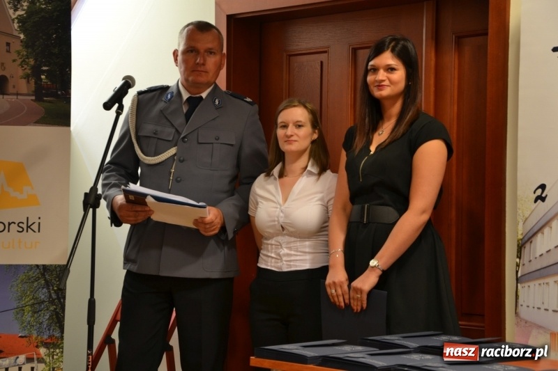 Zdjęcie w galerii na portalu naszraciborz.pl: Policjanci świętowali na zamku. Wręczono awanse i odznaczenia. Przyjechał szef śląskiej policji mianowany właśnie na generała wiadomości z regionu