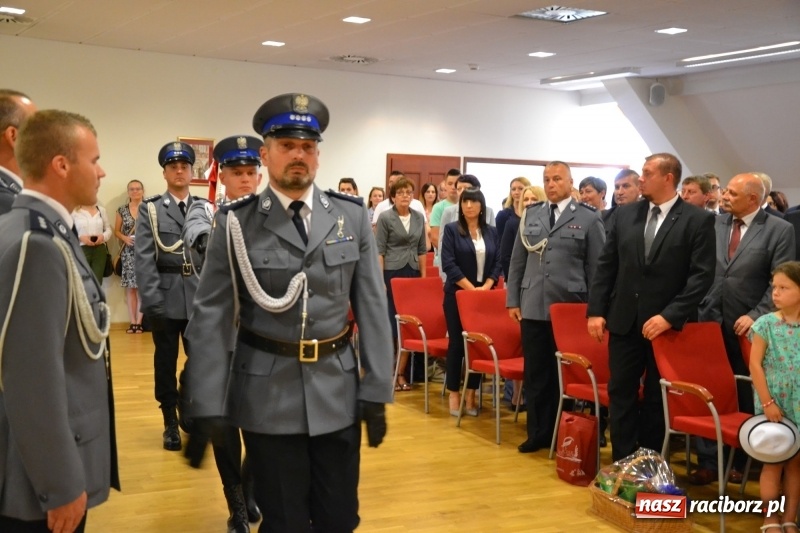 Zdjęcie w galerii na portalu naszraciborz.pl: Policjanci świętowali na zamku. Wręczono awanse i odznaczenia. Przyjechał szef śląskiej policji mianowany właśnie na generała wiadomości z regionu