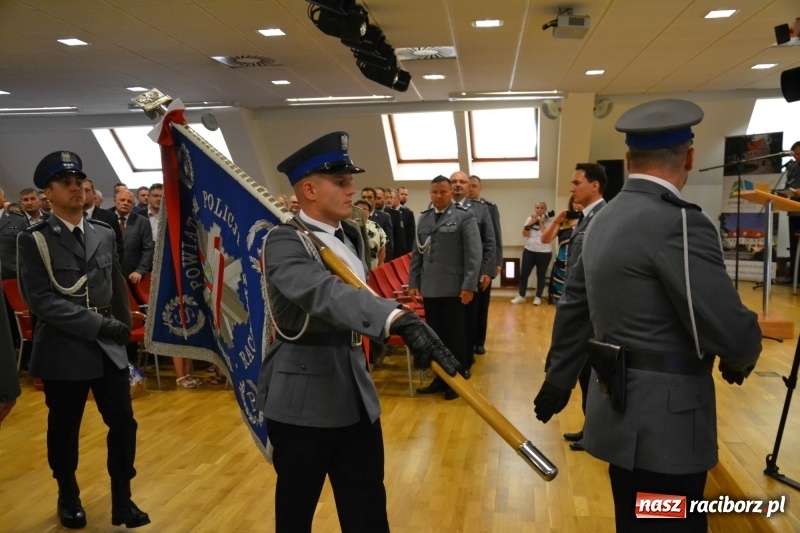 Zdjęcie w galerii na portalu naszraciborz.pl: Policjanci świętowali na zamku. Wręczono awanse i odznaczenia. Przyjechał szef śląskiej policji mianowany właśnie na generała wiadomości z regionu