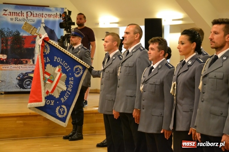 Zdjęcie w galerii na portalu naszraciborz.pl: Policjanci świętowali na zamku. Wręczono awanse i odznaczenia. Przyjechał szef śląskiej policji mianowany właśnie na generała wiadomości z regionu